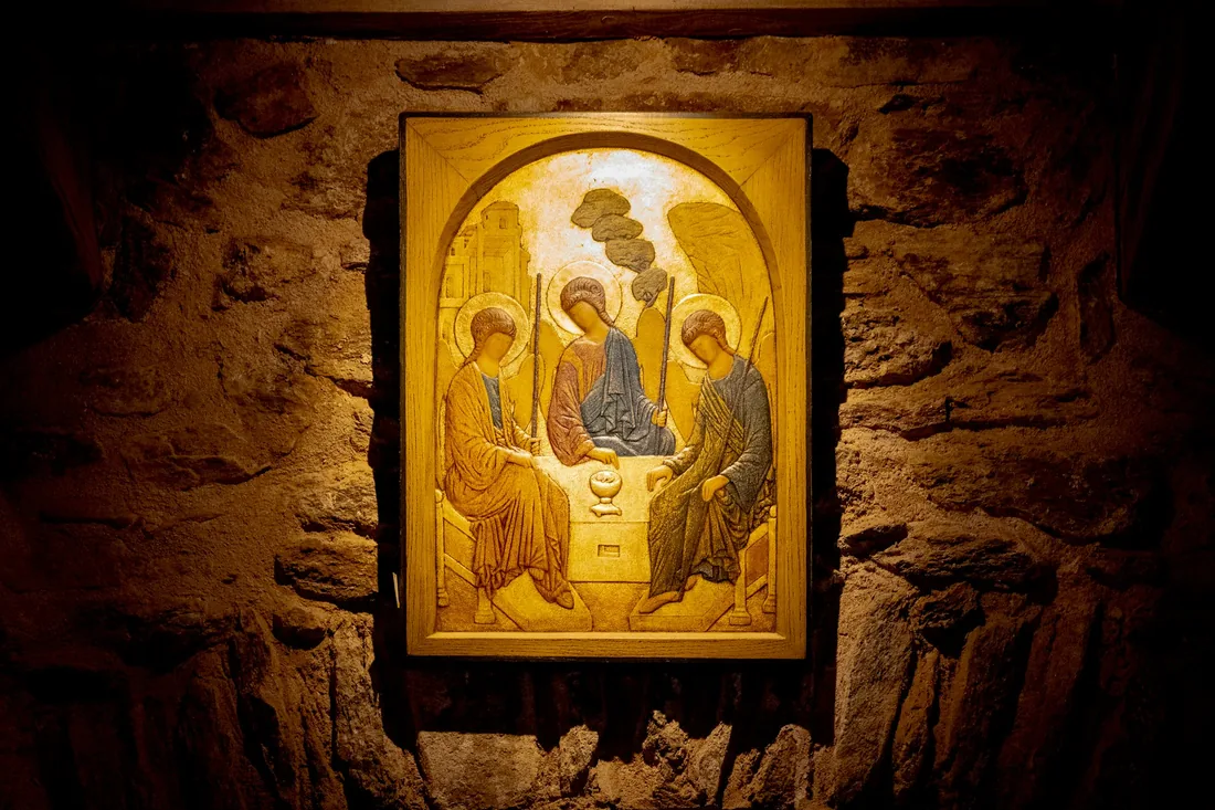 Icono pintado sobre tabla con fondo dorado y figuras de tonos ocres y rojizos